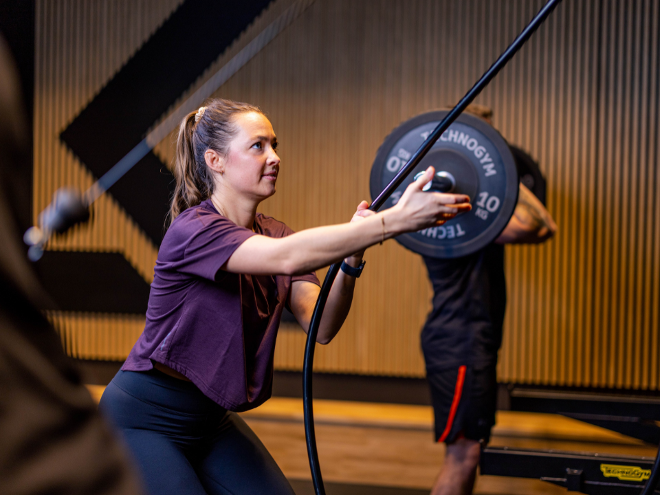 een vrouw die een oefening uitvoert