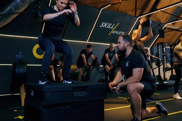 een personal trainer met een klant