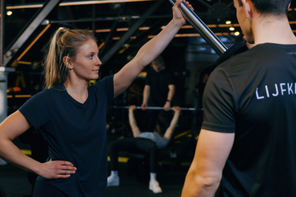 een personal trainer met een klant