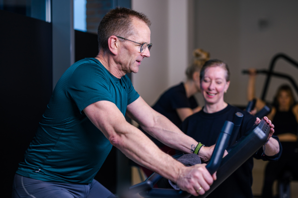 een personal trainer met een klant