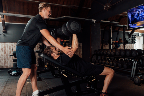 een personal trainer met een klant