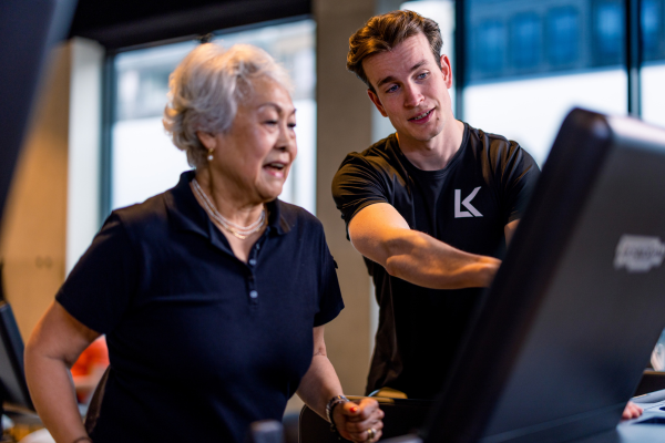 een personal trainer met een klant