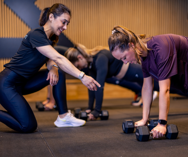 een personal trainer met een klant